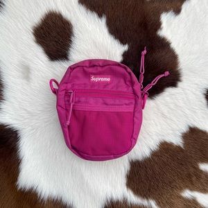 Supreme shoulder bag in Magenta